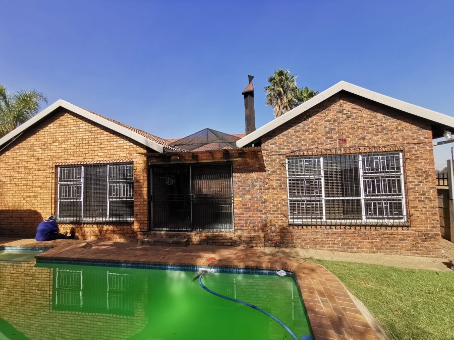 5 Bedroom Property for Sale in Verwoerdpark Gauteng