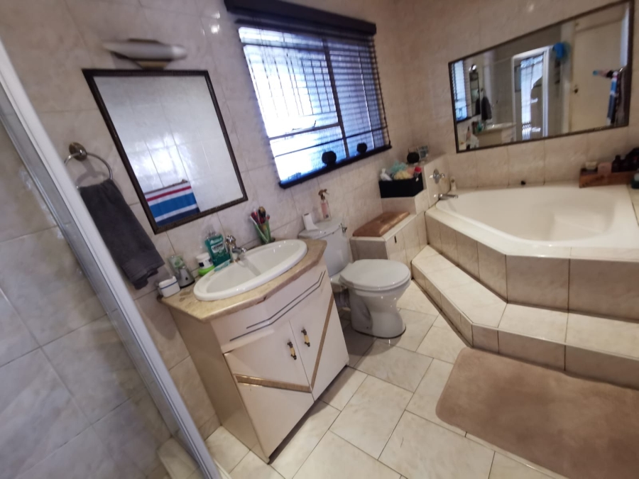 5 Bedroom Property for Sale in Verwoerdpark Gauteng