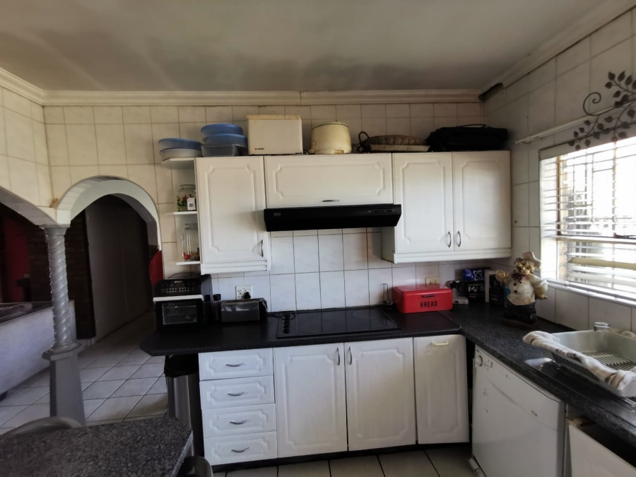 5 Bedroom Property for Sale in Verwoerdpark Gauteng