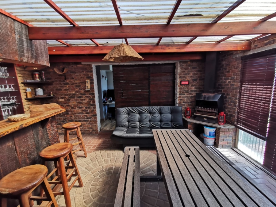 5 Bedroom Property for Sale in Verwoerdpark Gauteng