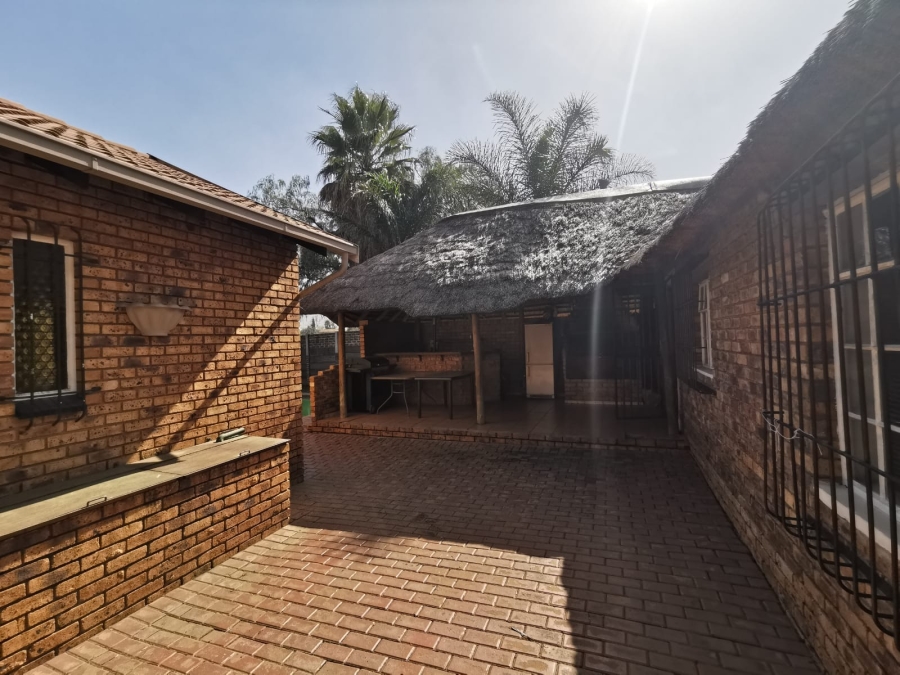 5 Bedroom Property for Sale in Verwoerdpark Gauteng