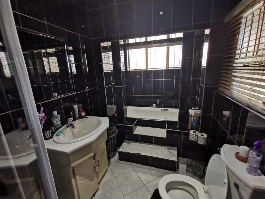 5 Bedroom Property for Sale in Verwoerdpark Gauteng