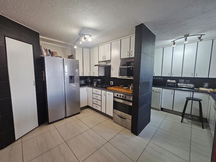 3 Bedroom Property for Sale in Bassonia Gauteng