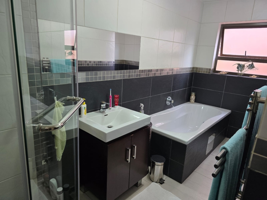 3 Bedroom Property for Sale in Bassonia Gauteng