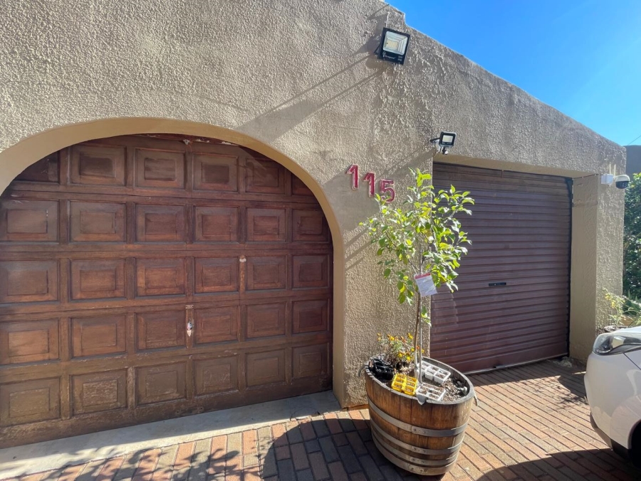 To Let 4 Bedroom Property for Rent in Fairland Gauteng