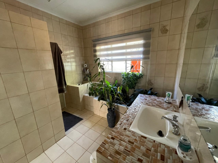 To Let 4 Bedroom Property for Rent in Fairland Gauteng