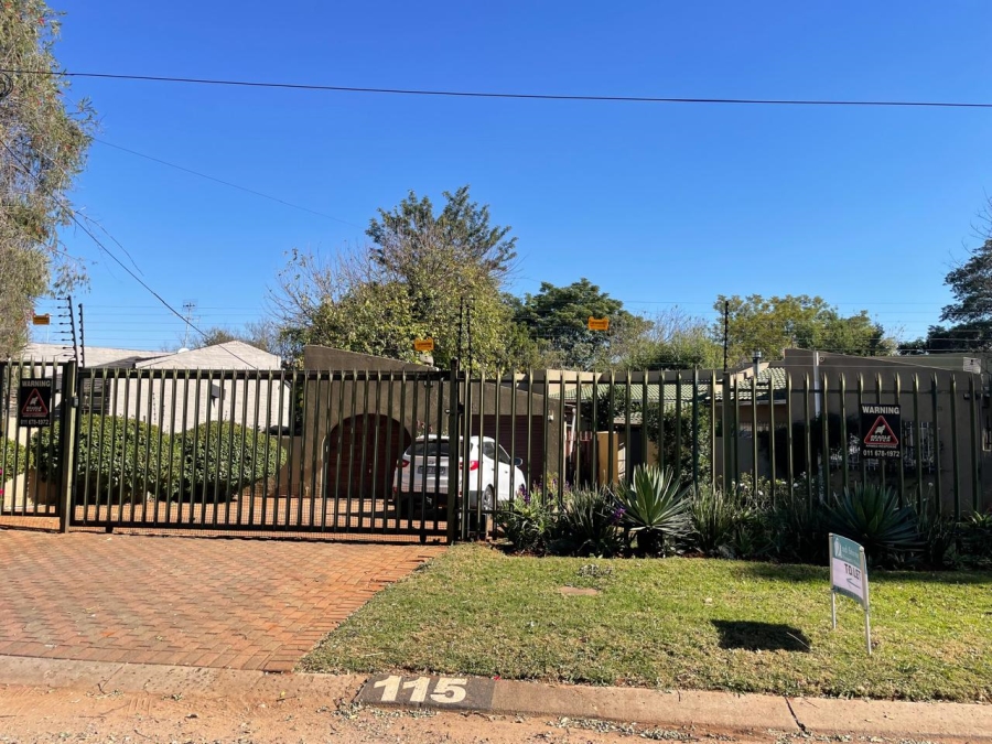 To Let 4 Bedroom Property for Rent in Fairland Gauteng