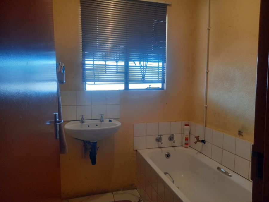 3 Bedroom Property for Sale in Clayville Gauteng