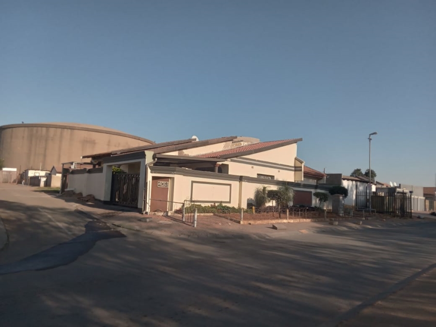 3 Bedroom Property for Sale in Clayville Gauteng