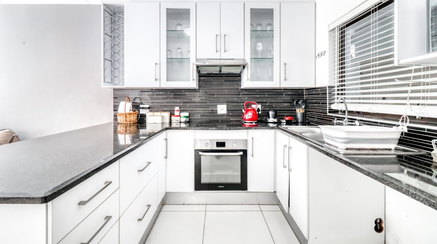 To Let 2 Bedroom Property for Rent in Magaliessig Gauteng