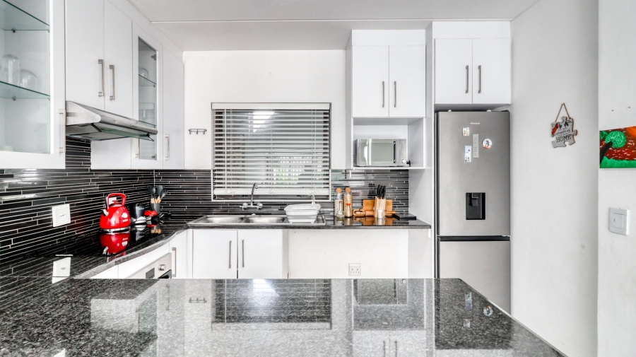 To Let 2 Bedroom Property for Rent in Magaliessig Gauteng