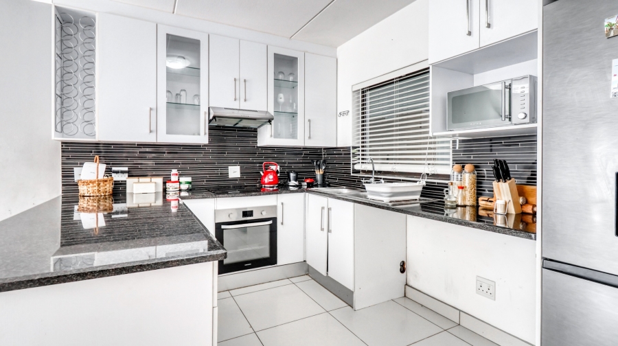 To Let 2 Bedroom Property for Rent in Magaliessig Gauteng