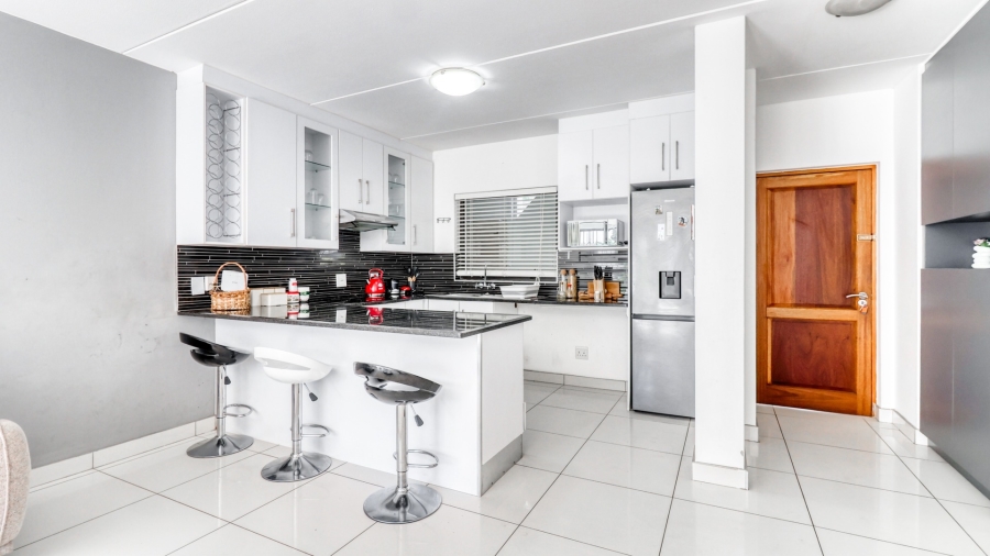 To Let 2 Bedroom Property for Rent in Magaliessig Gauteng