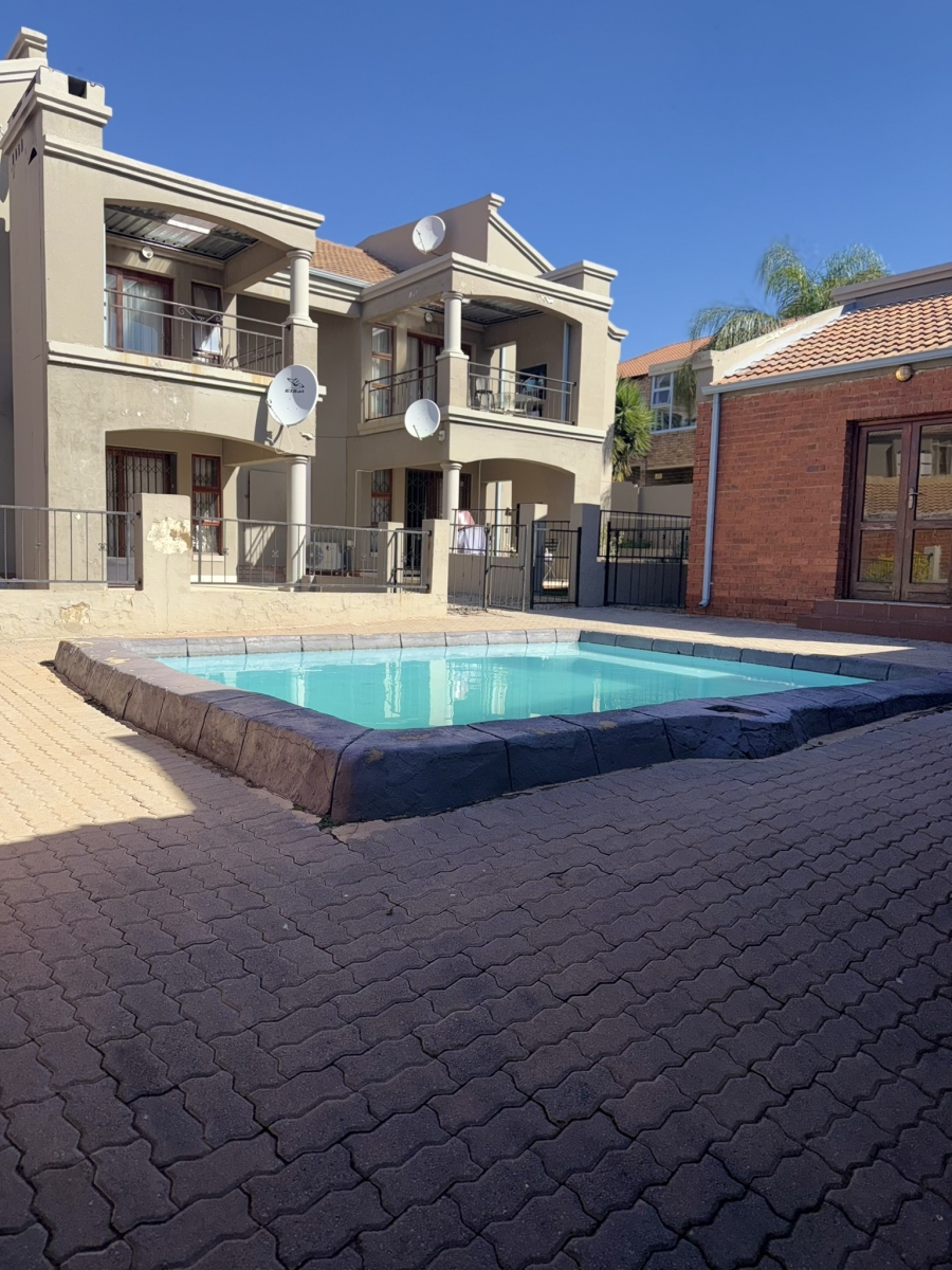 2 Bedroom Property for Sale in Little Falls Gauteng