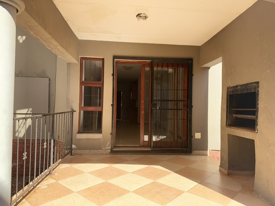 2 Bedroom Property for Sale in Little Falls Gauteng