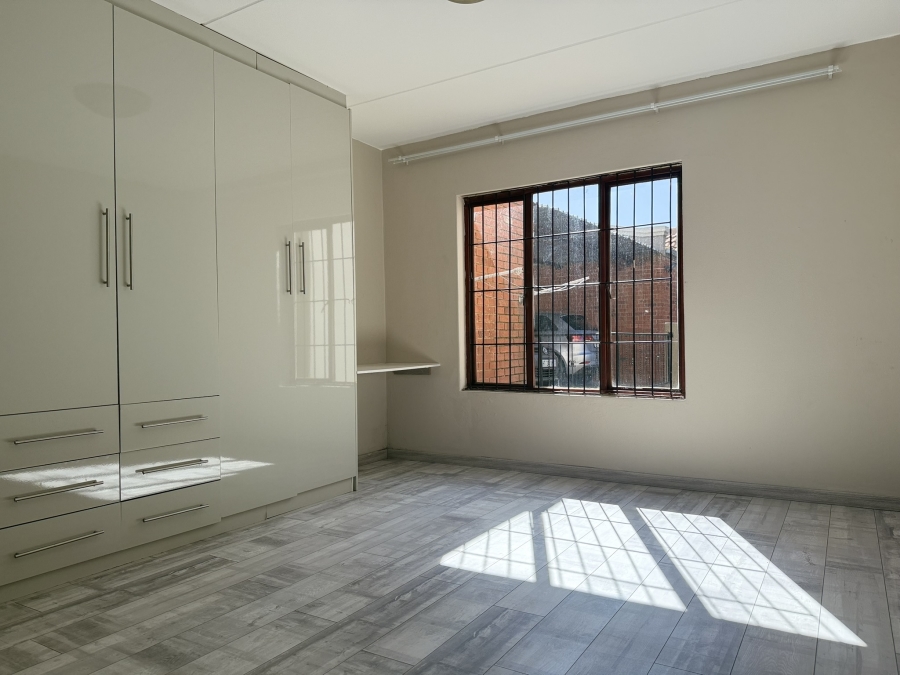 2 Bedroom Property for Sale in Little Falls Gauteng