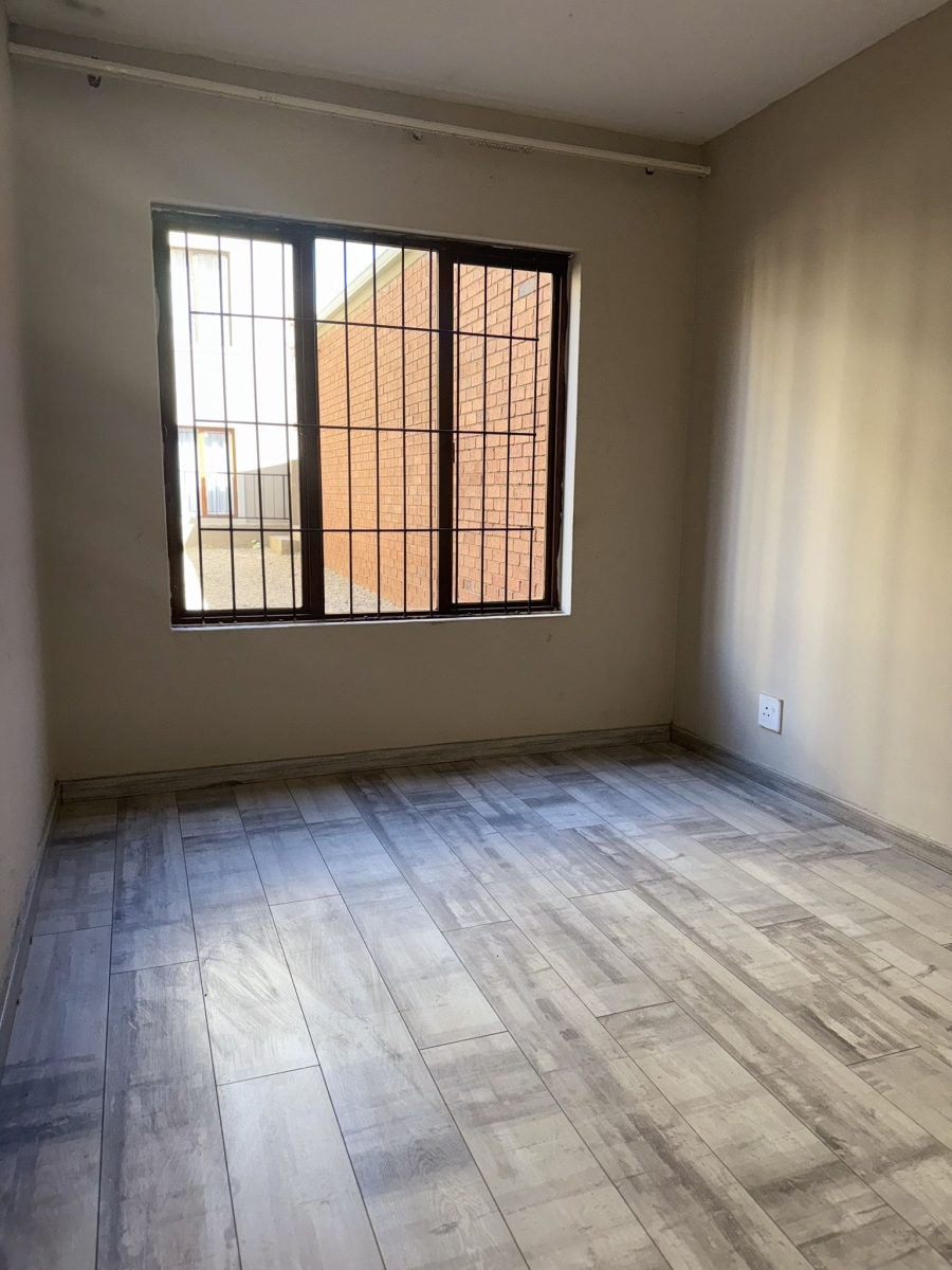 2 Bedroom Property for Sale in Little Falls Gauteng
