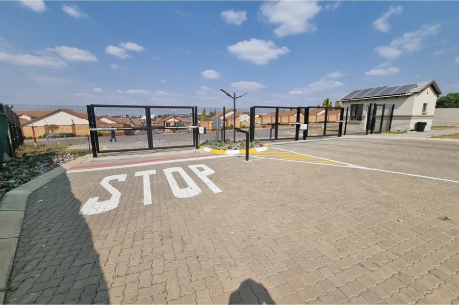 1 Bedroom Property for Sale in Noordwyk Gauteng