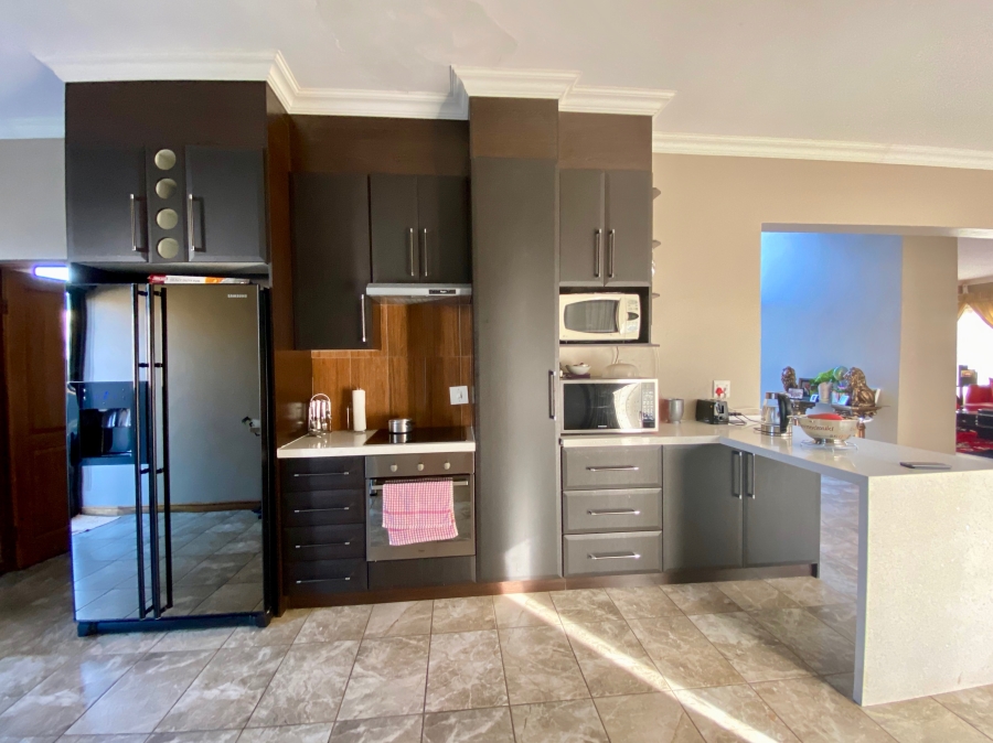 To Let 5 Bedroom Property for Rent in The Meadows Gauteng