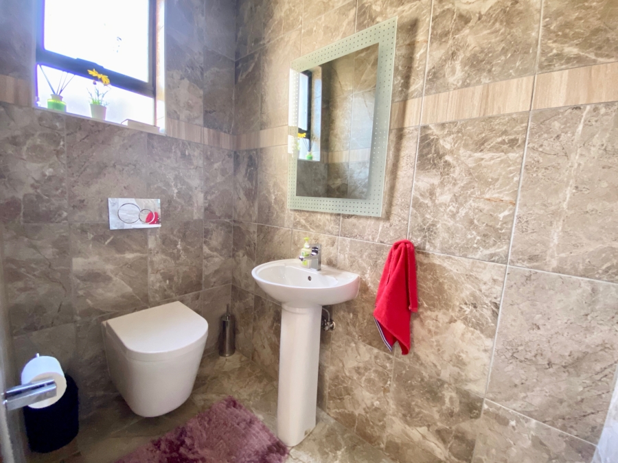 To Let 5 Bedroom Property for Rent in The Meadows Gauteng