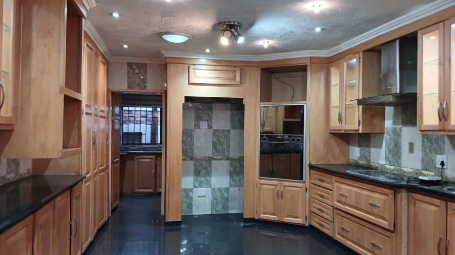 To Let 6 Bedroom Property for Rent in Oakdene Gauteng