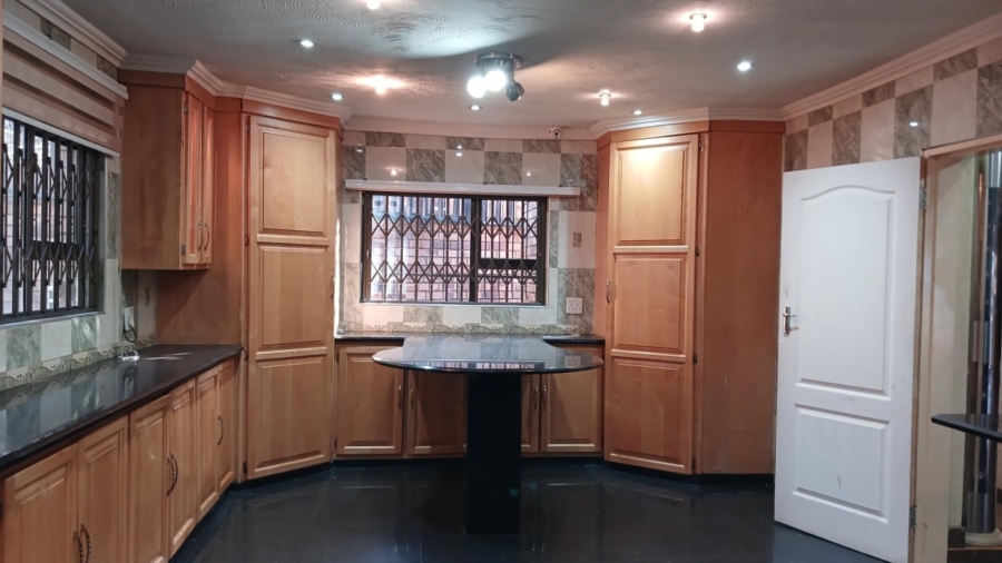 To Let 6 Bedroom Property for Rent in Oakdene Gauteng