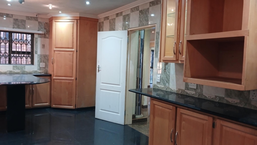 To Let 6 Bedroom Property for Rent in Oakdene Gauteng