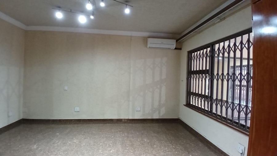 To Let 6 Bedroom Property for Rent in Oakdene Gauteng