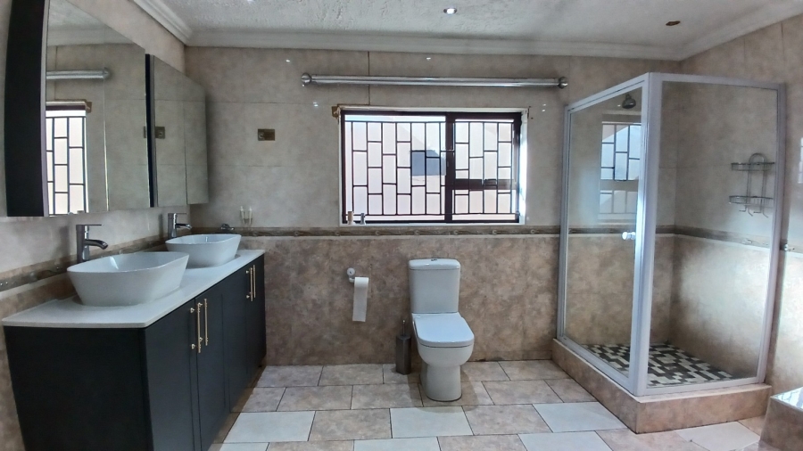To Let 6 Bedroom Property for Rent in Oakdene Gauteng