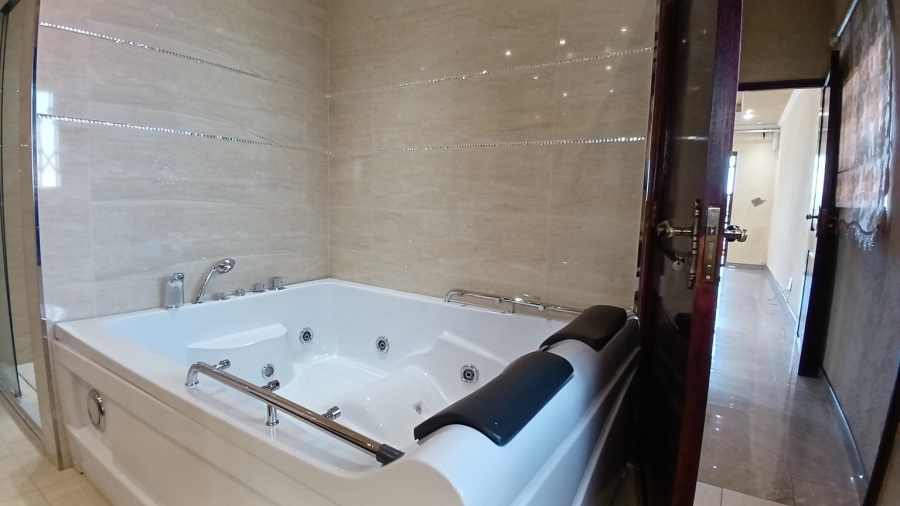 To Let 6 Bedroom Property for Rent in Oakdene Gauteng