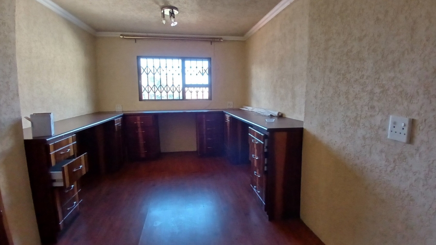 To Let 6 Bedroom Property for Rent in Oakdene Gauteng