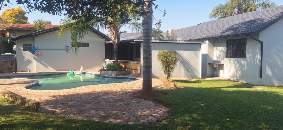 6 Bedroom Property for Sale in Wilgeheuwel Gauteng