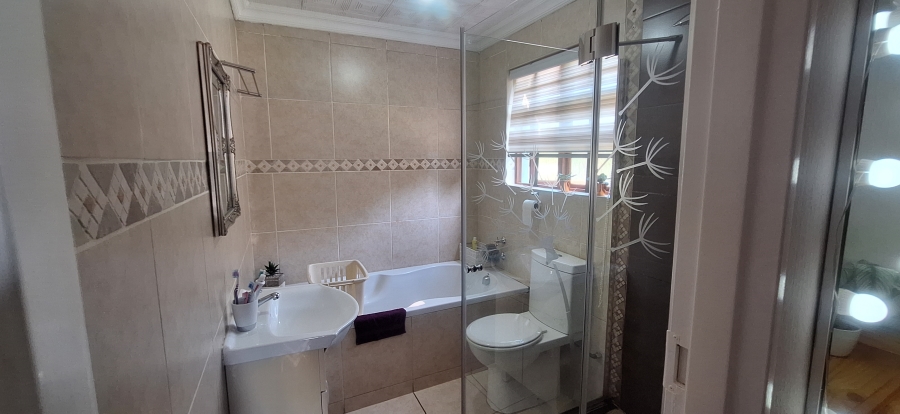 6 Bedroom Property for Sale in Wilgeheuwel Gauteng