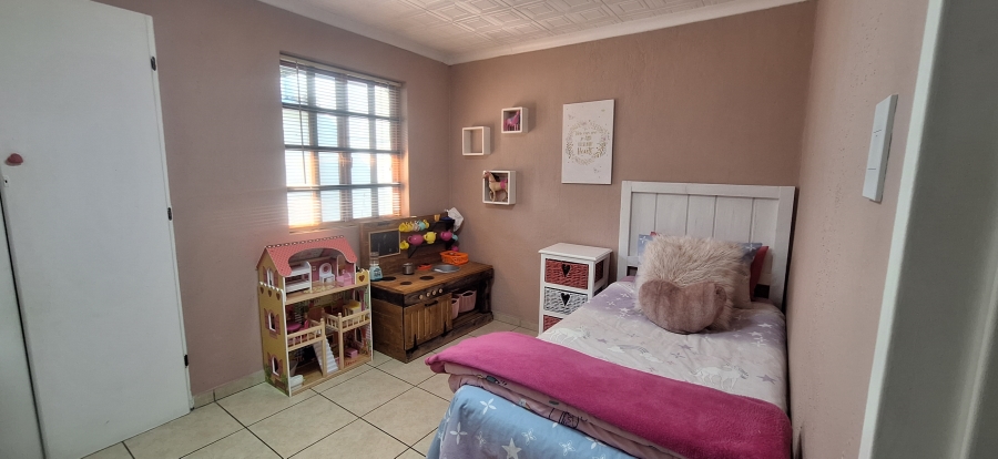 6 Bedroom Property for Sale in Wilgeheuwel Gauteng