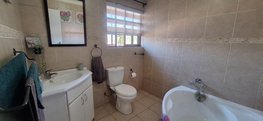 6 Bedroom Property for Sale in Wilgeheuwel Gauteng