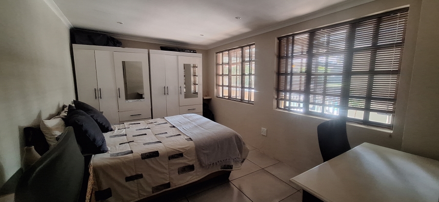 6 Bedroom Property for Sale in Wilgeheuwel Gauteng