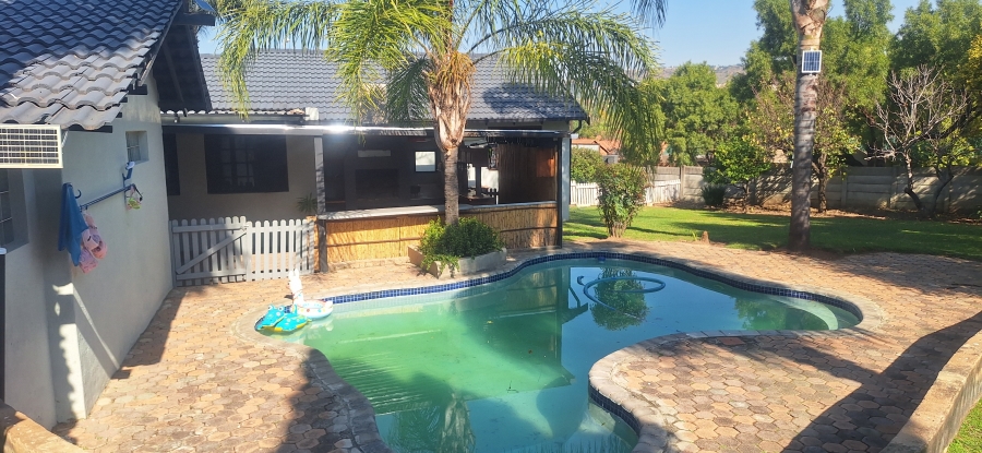 6 Bedroom Property for Sale in Wilgeheuwel Gauteng