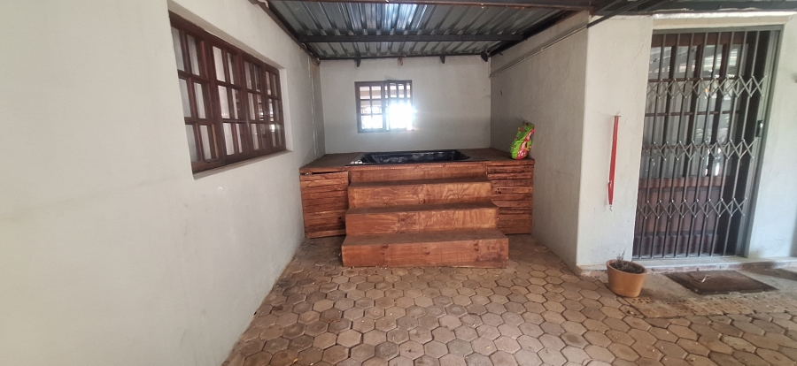 6 Bedroom Property for Sale in Wilgeheuwel Gauteng