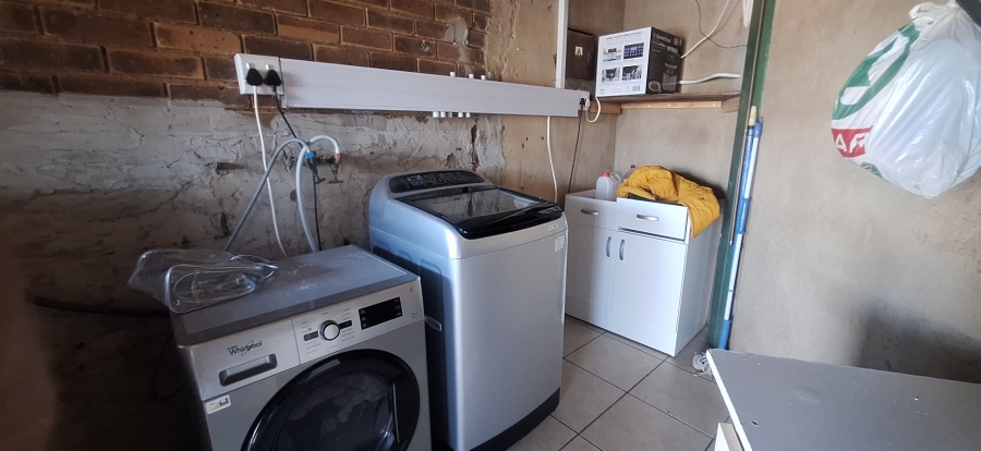 6 Bedroom Property for Sale in Wilgeheuwel Gauteng