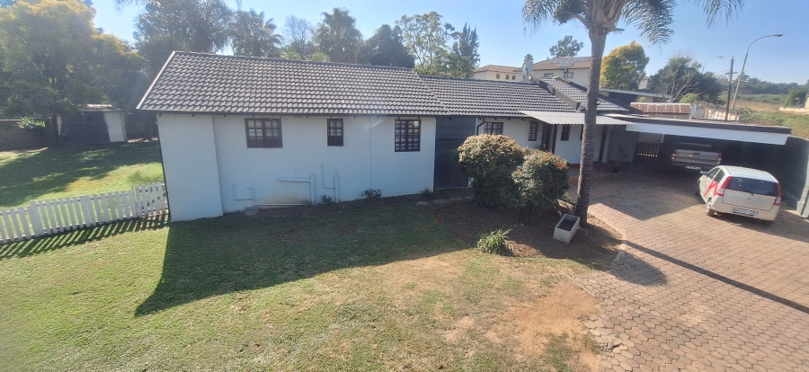 6 Bedroom Property for Sale in Wilgeheuwel Gauteng