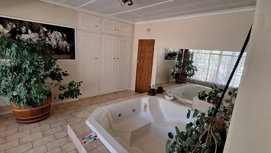 5 Bedroom Property for Sale in Mantevrede Gauteng