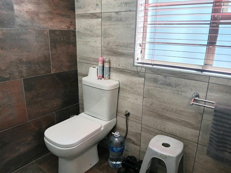 5 Bedroom Property for Sale in Edenvale Central Gauteng