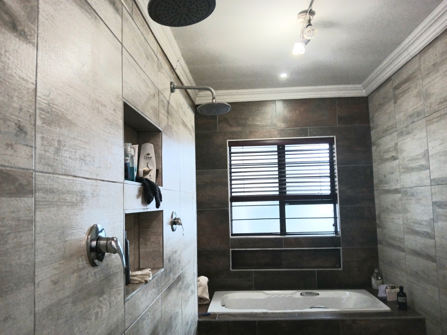 5 Bedroom Property for Sale in Edenvale Central Gauteng
