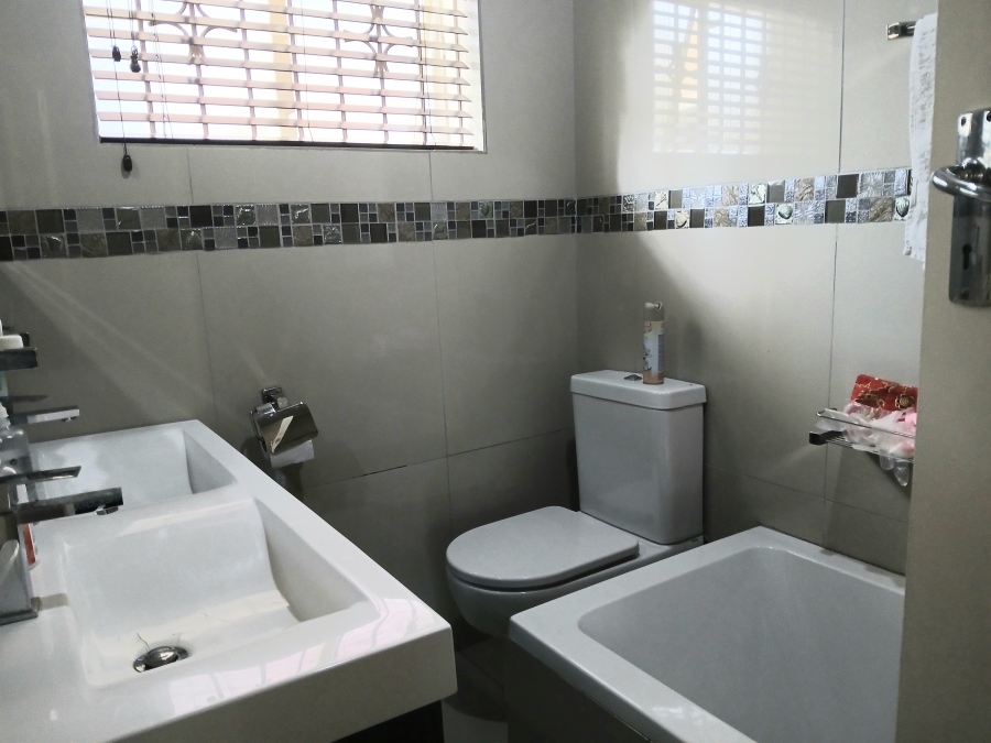 5 Bedroom Property for Sale in Edenvale Central Gauteng