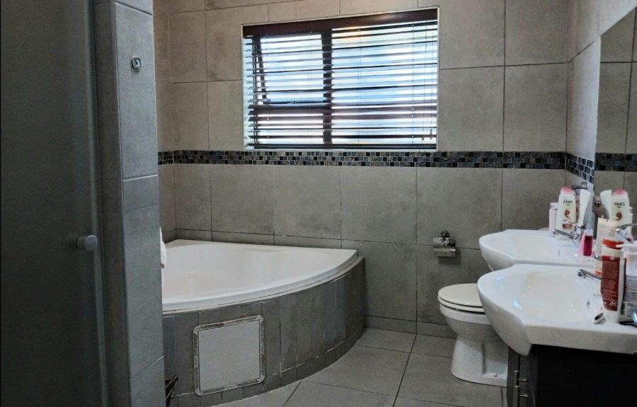 5 Bedroom Property for Sale in Edenvale Central Gauteng