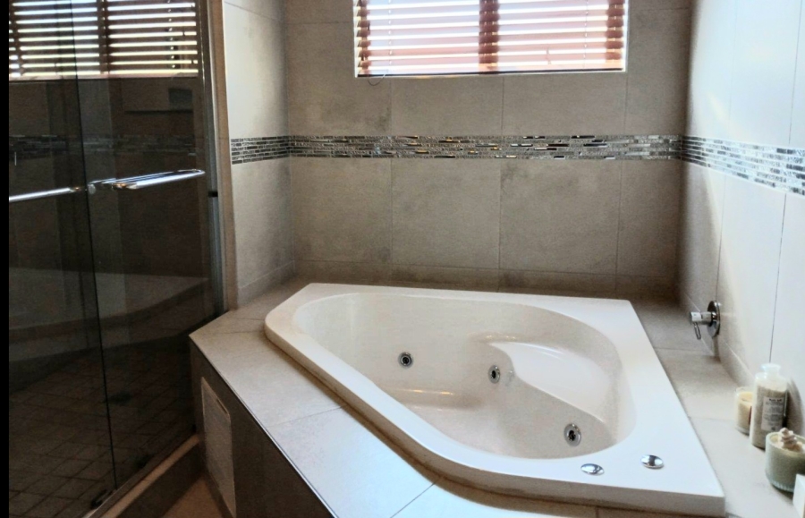 5 Bedroom Property for Sale in Edenvale Central Gauteng