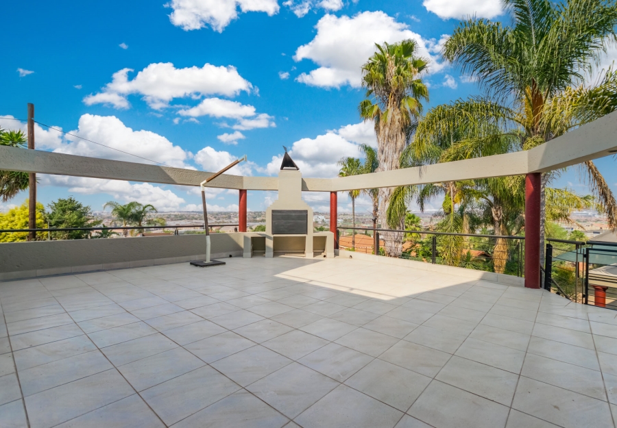 6 Bedroom Property for Sale in Zwartkop Gauteng