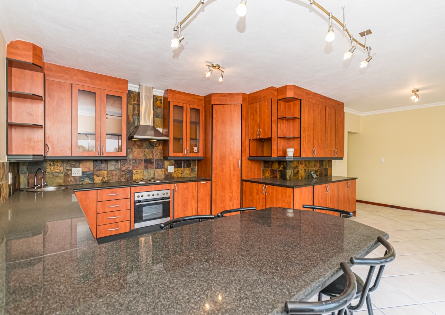 6 Bedroom Property for Sale in Zwartkop Gauteng