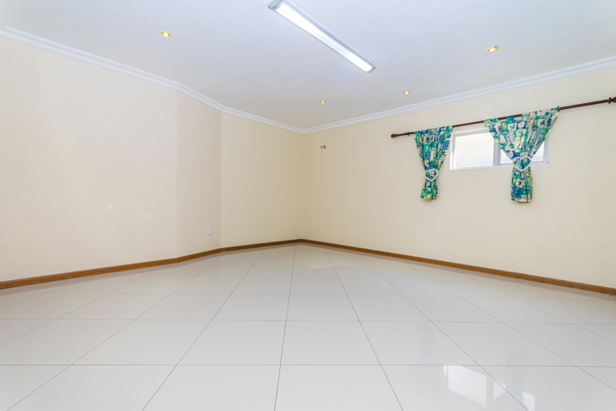 6 Bedroom Property for Sale in Zwartkop Gauteng