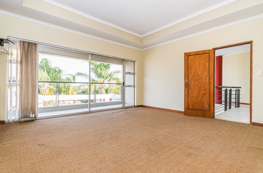 6 Bedroom Property for Sale in Zwartkop Gauteng